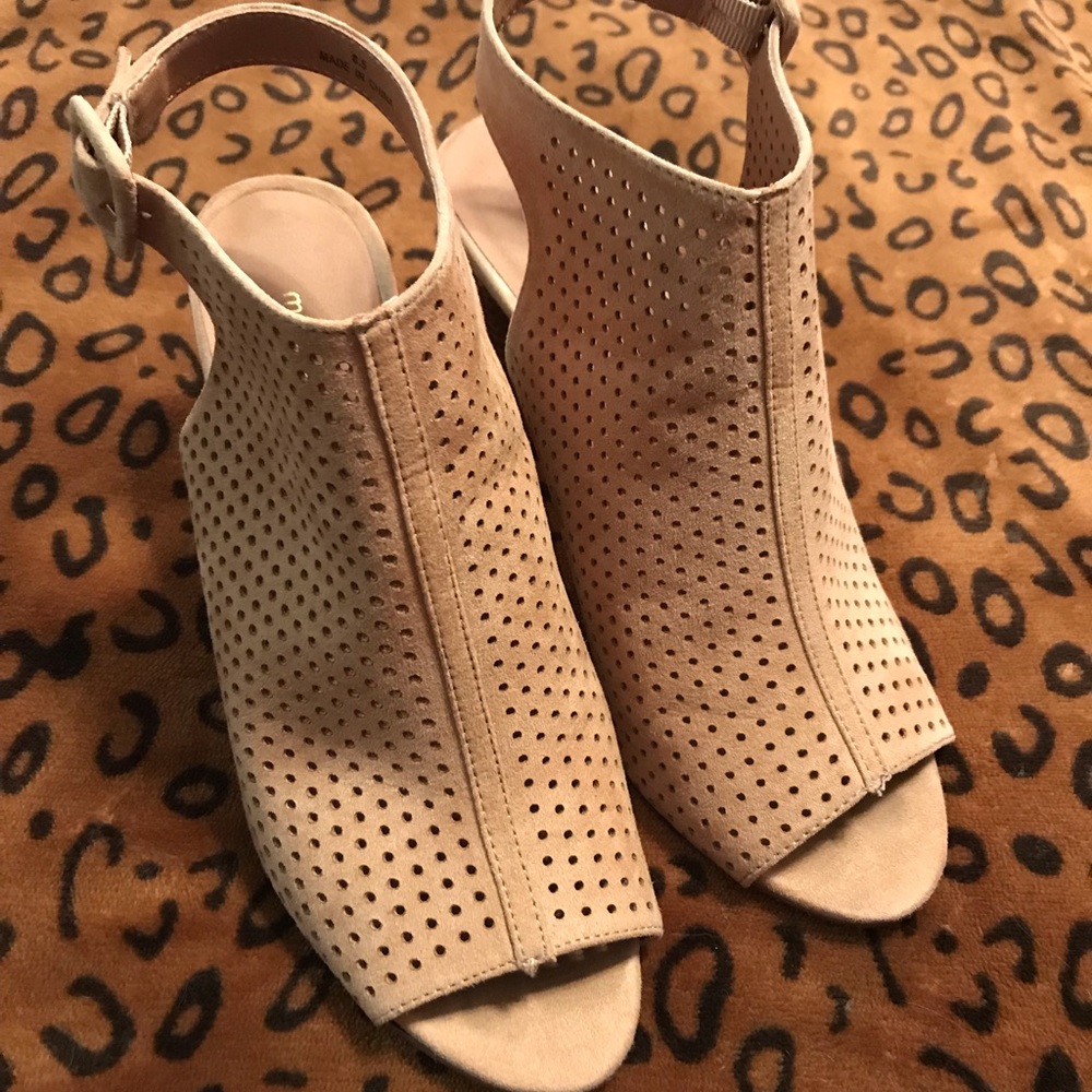 Madden Girl Peep Toe pumps